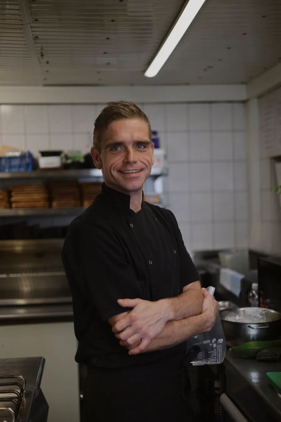 Koch Nico mit verschränkten Armen
