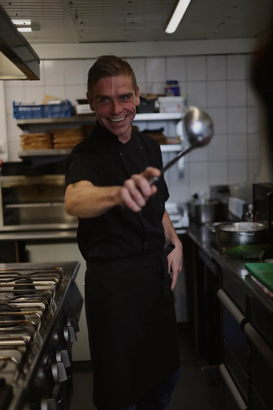 Koch Nico mit Kelle am Buffet