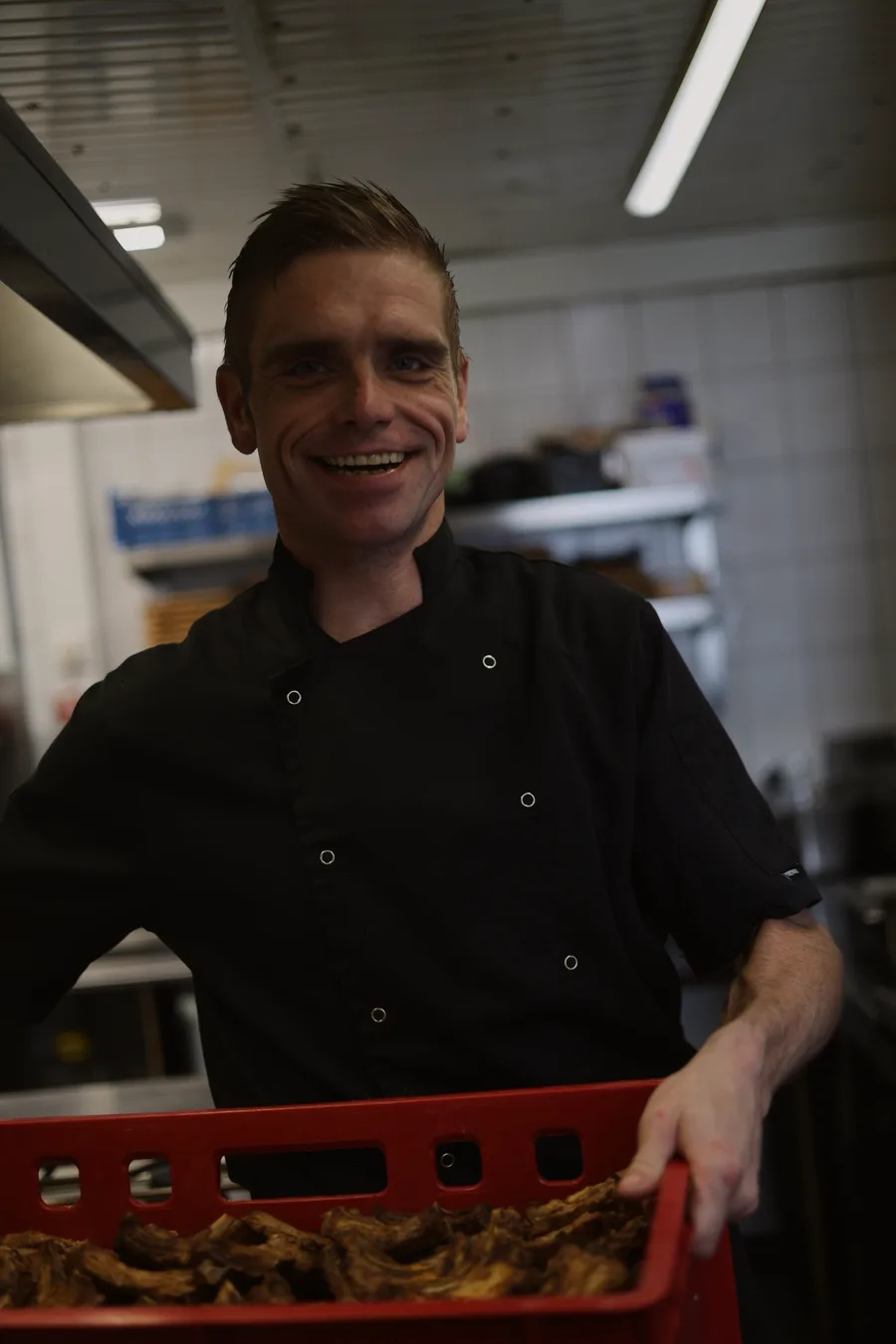 Koch Nico mit Spareribs