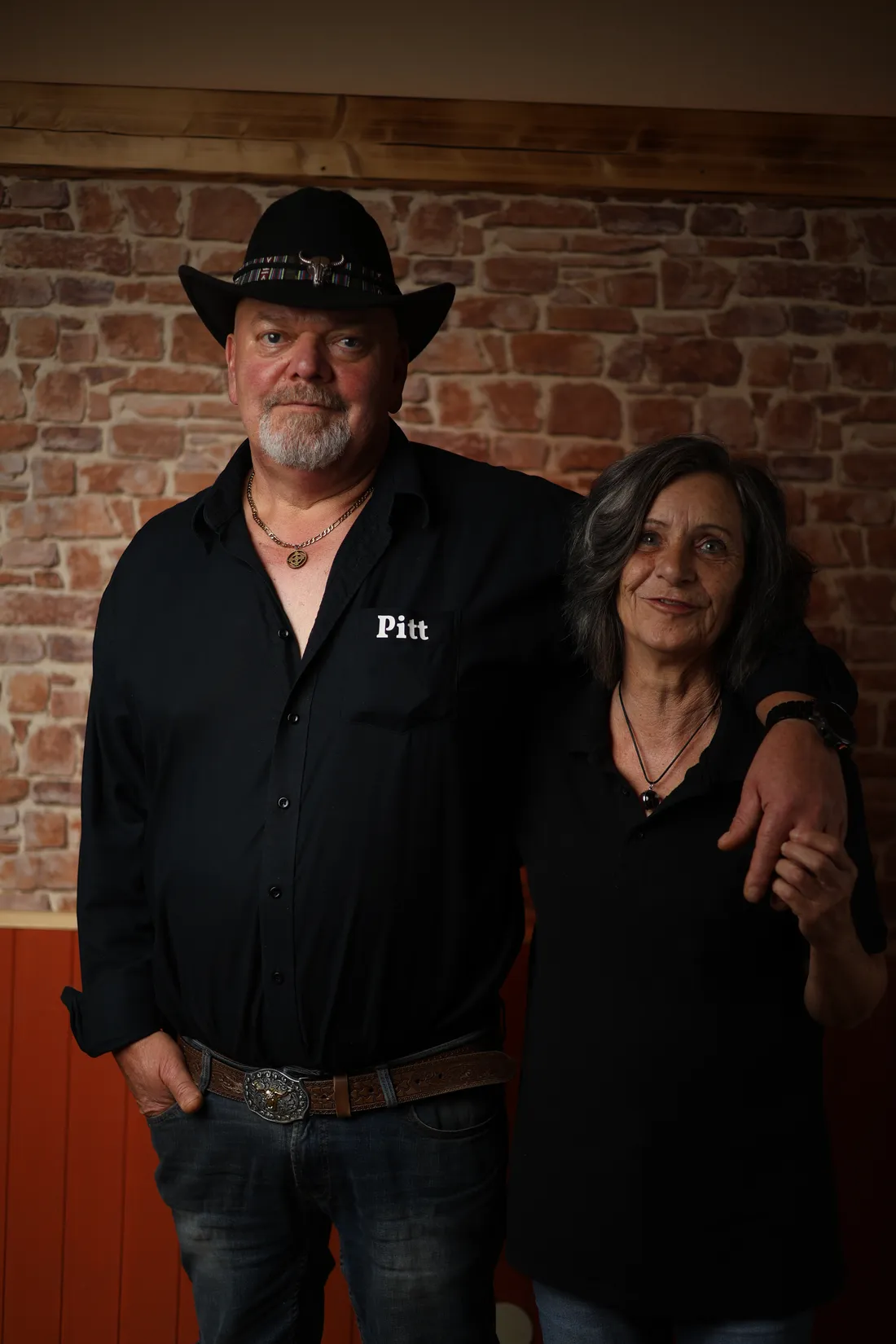 Pitt und Angela vor der Backsteinwand