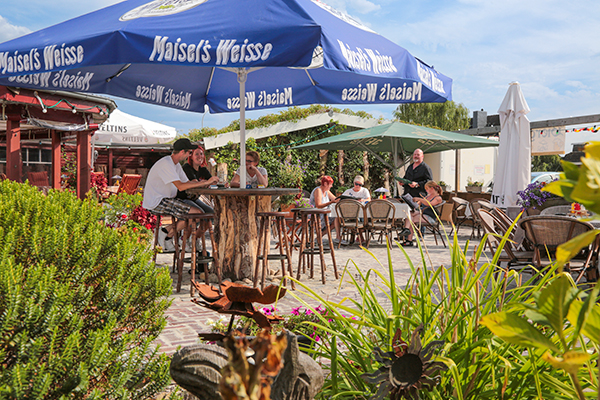 pitts_steakhouse_biergarten_01